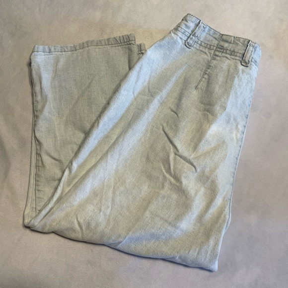 3/$15 Gloria Vanderbilt women’s size 12 petite light wash denim capris - Picture 6 of 8